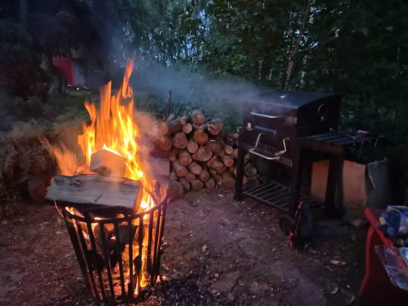 Strefa grillowa i ognisko w ogrodzie