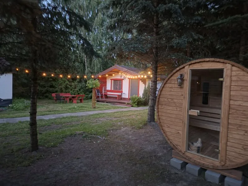 Domek i sauna wieczorem, oświetlenie ogrodowe
