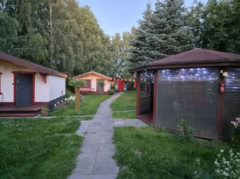 Alejka między domkami wieczorem