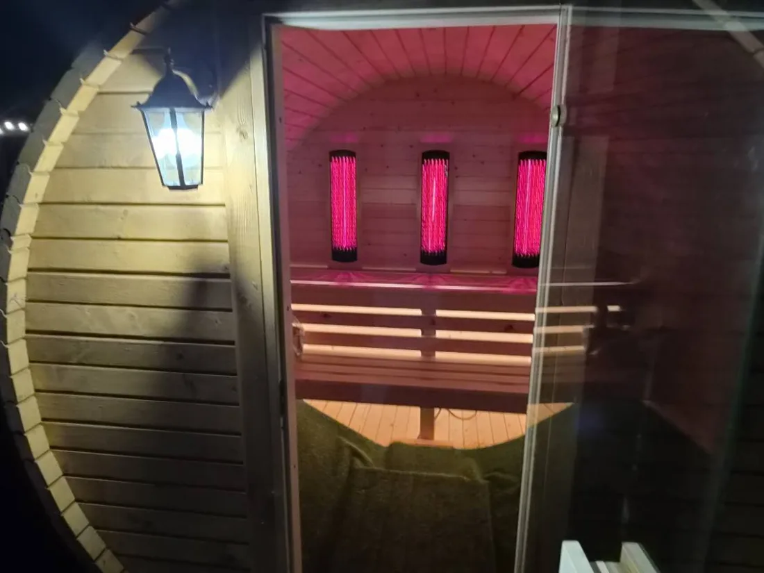 Sauna beczkowa od wejścia, oświetlenie wieczorne