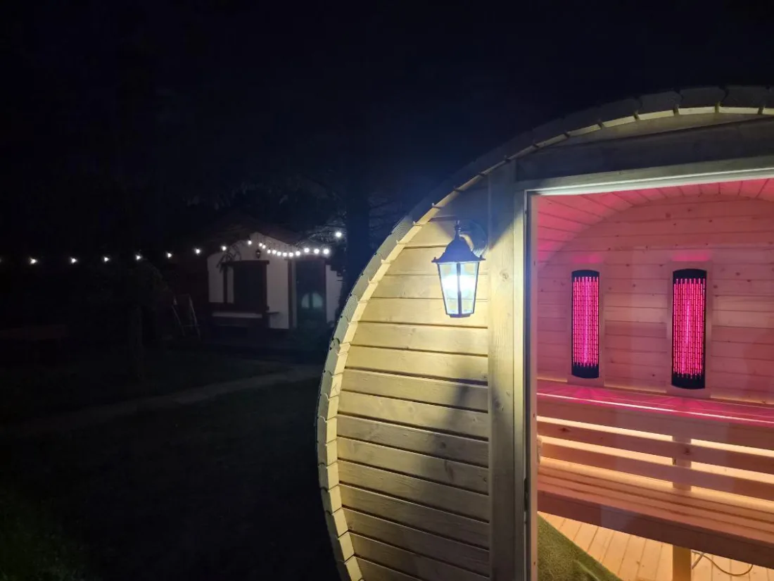 Sauna beczkowa w ogrodzie wieczorem